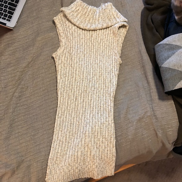 Sleeveless mock turtleneck - Picture 3 of 3